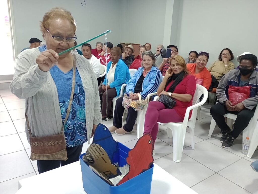 Idosos colocam a mão na massa e produzem bandeirinhas