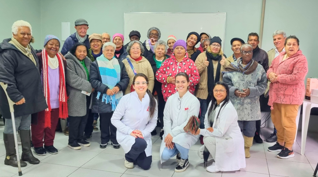 Idosos da Pequena Casa participam de encontro sobre saúde bucal 