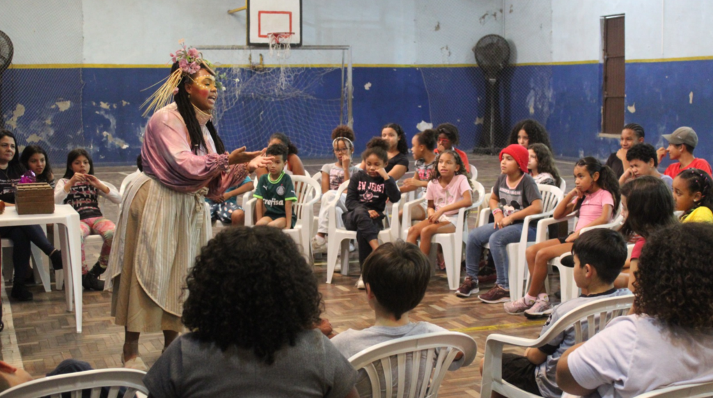 Teatro sobre histórias africanas encanta educandos do SCFV