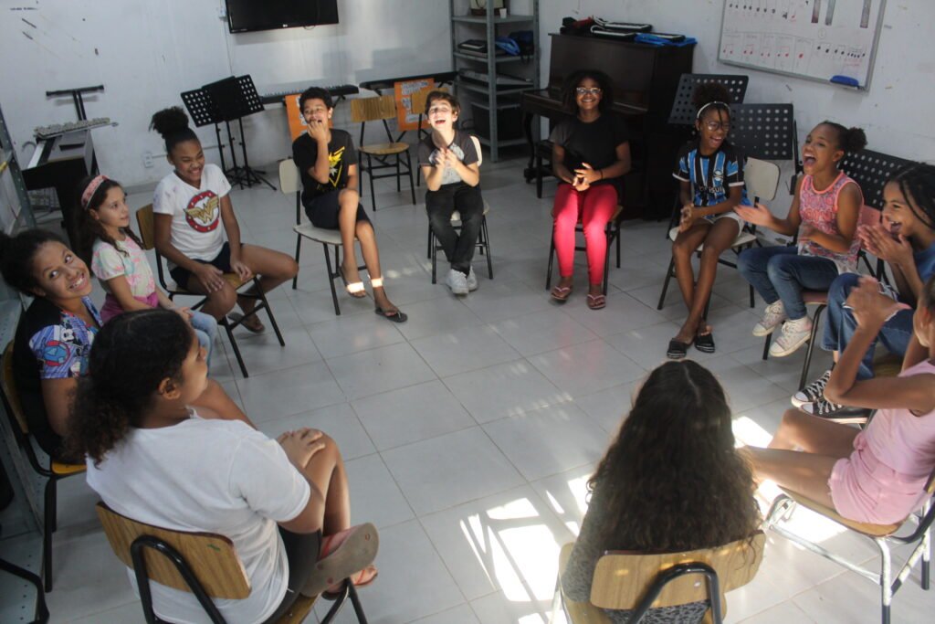 Atividade com o SCFV: Batatinha quente das emoções