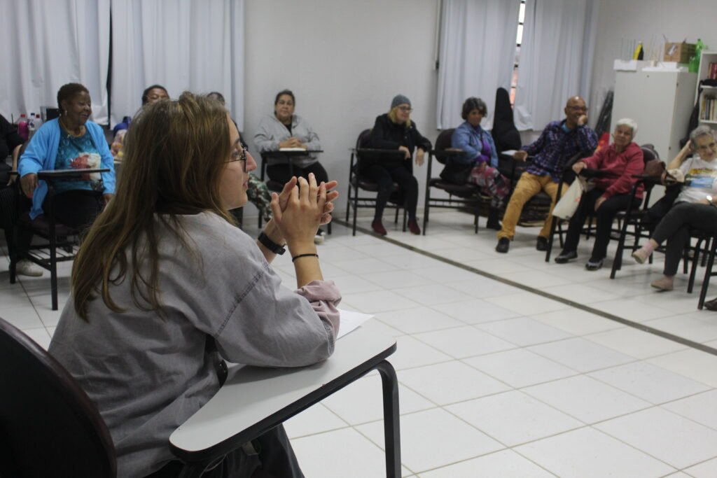 Idosos discutem mês do orgulho LGBT com equipe de saúde 