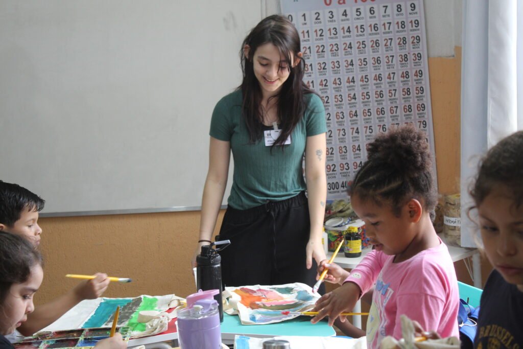 Voluntárias realizam atividades com ecobags